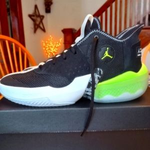Jordan React Elevation black and volt